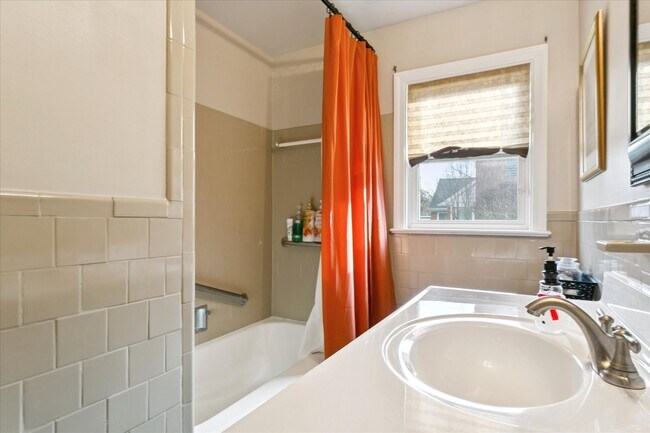 Building Photo - 18 S Greenfield Ave