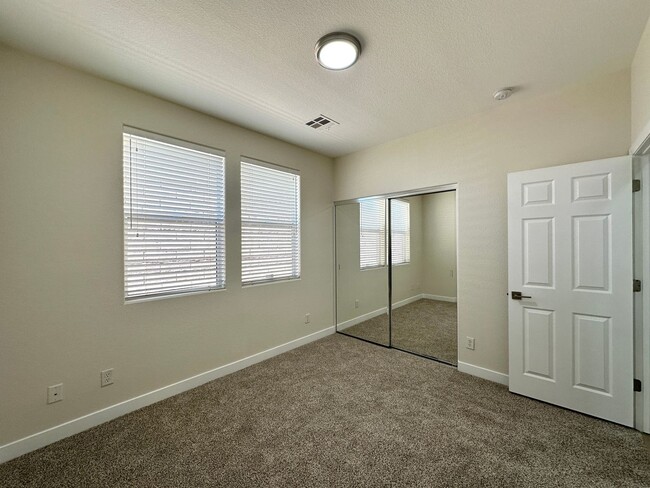Building Photo - Granite Peaks At Summerlin