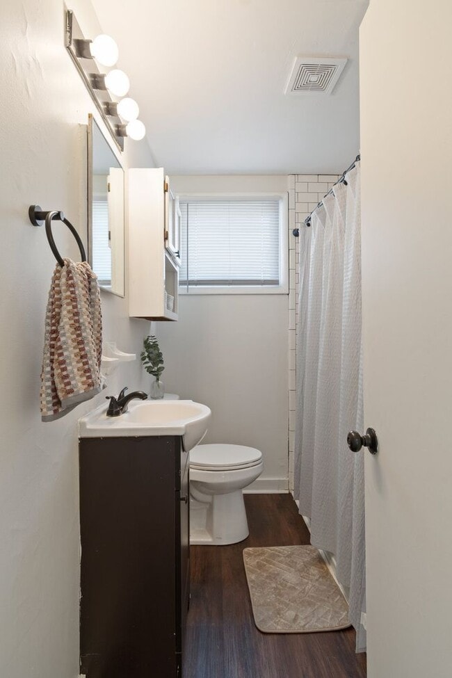 Building Photo - 2 Bed/ 1 Bath Cottage in Charlotte Park, Fenced Yard and Pet Friendly