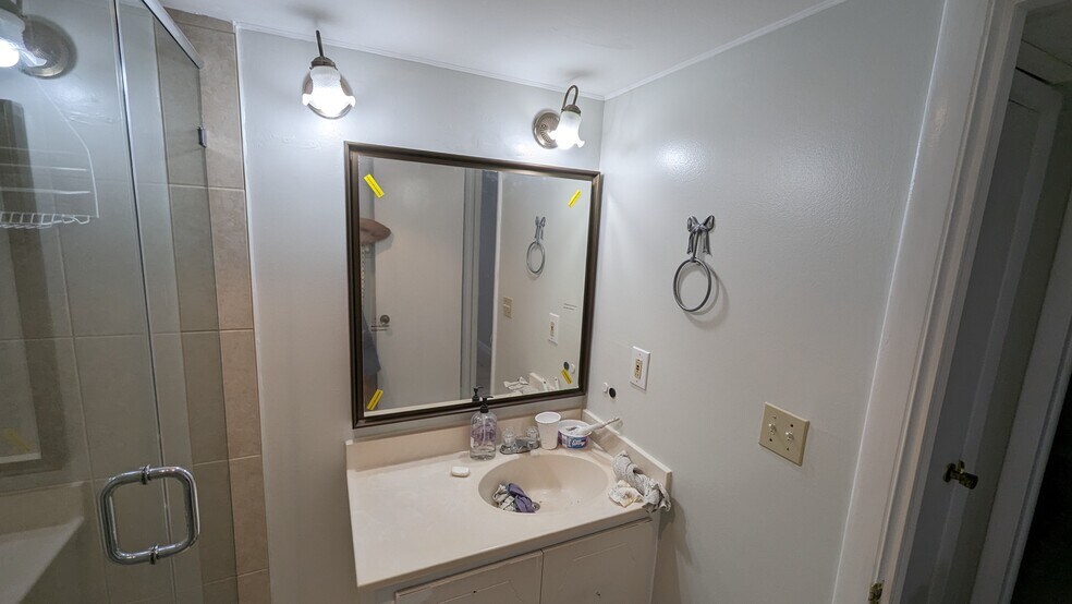 Guest Bath - 3777 NW 78th Ave