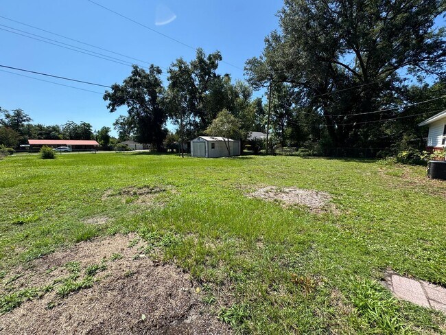 Building Photo - 3 Bedroom, 2 Bath home in Live Oak
