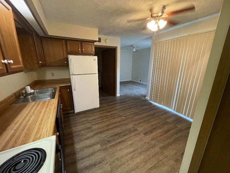 Building Photo - 1352 Red Tail Hawk Dr