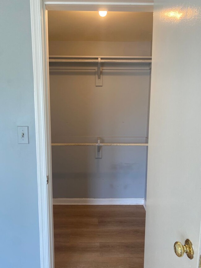 Building Photo - UPDATED 1 BEDROOM IN ARLINGTONS COLONIAL V...