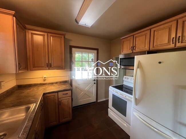 Building Photo - Charming 3-bedroom home with washer and dr...