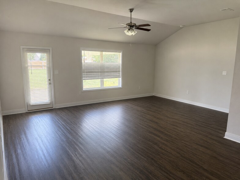 Building Photo - 23257 Ridgewood Dr