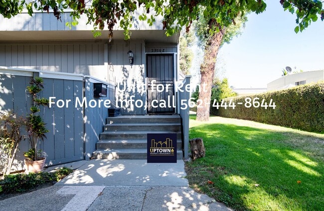 Building Photo - Townhome - 3 Bedrooms-2 Baths - Santa Ana