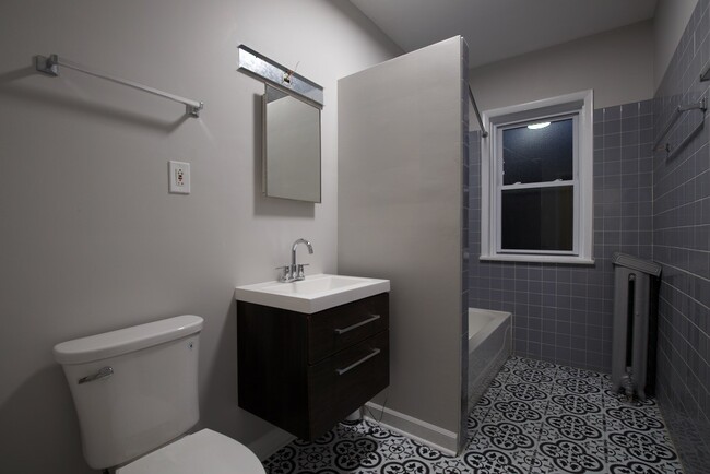 Building Photo - 1454 W Winnemac Ave