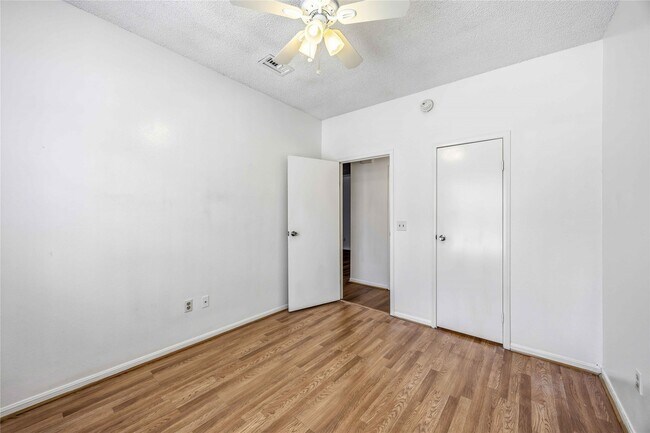 Building Photo - 9410 Stonehouse Ln