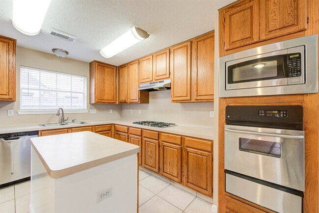 Building Photo - 518 Ellingham Dr