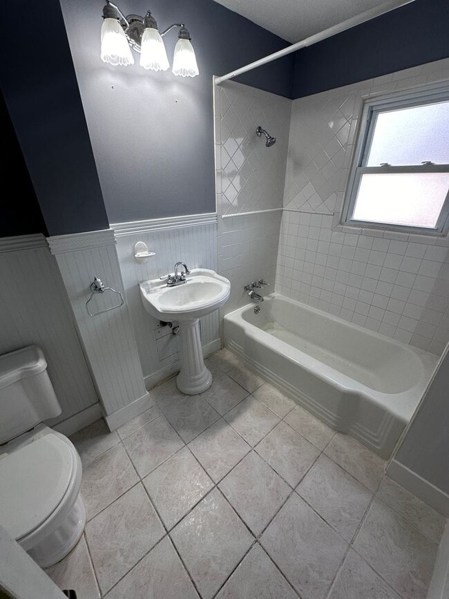 Building Photo - $1445 - 3 bedroom/ 1.5 bathroom - Beautifu...