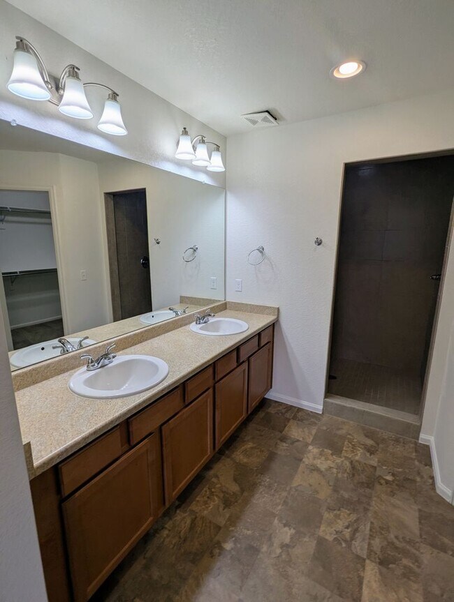 Building Photo - MASSIVE 4-BEDROOM, 3-BATHROOM HOME NEAR DI...