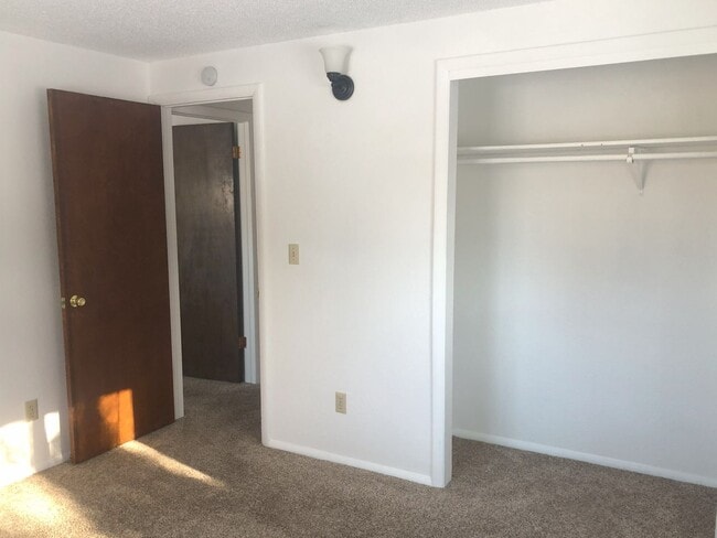 Building Photo - 2 bedroom 1 bath Centrally Located Apartment