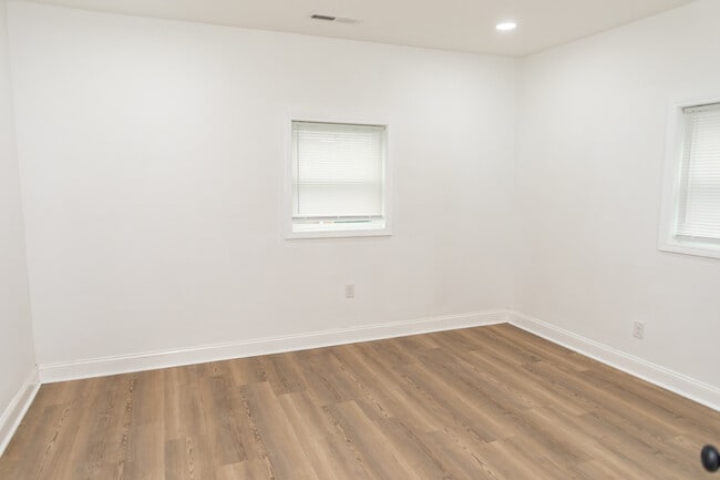 Building Photo - 221 N Davis Ave