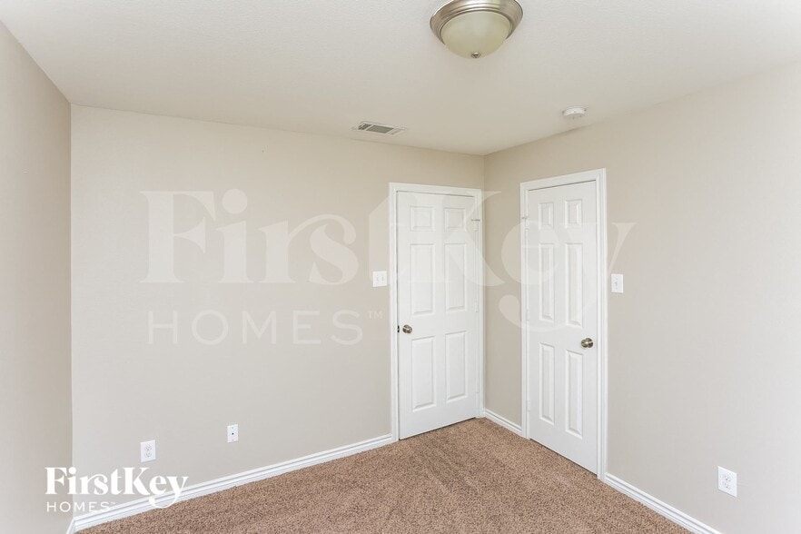 Building Photo - 623 Hilton Dr