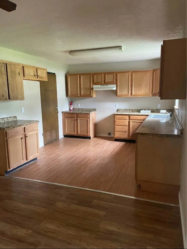 Building Photo - 401 N C St