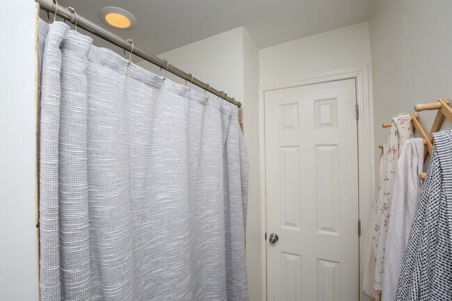 Building Photo - Adorable 3 bedroom ranch with fenced yard!