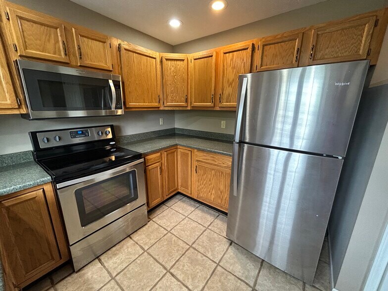 Plenty of room for cooking. - 114 N Third St