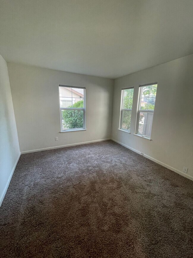 Building Photo - 4-Bedroom Home in the Village at Somersett!