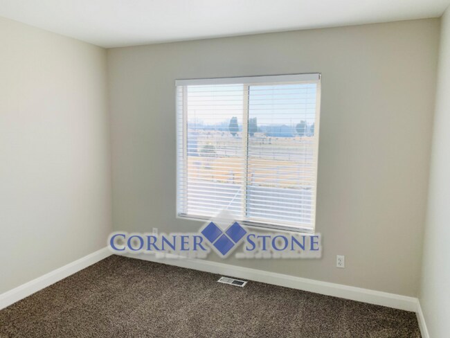 Building Photo - Wonderful Home In Middleton with 3 Car Garage!