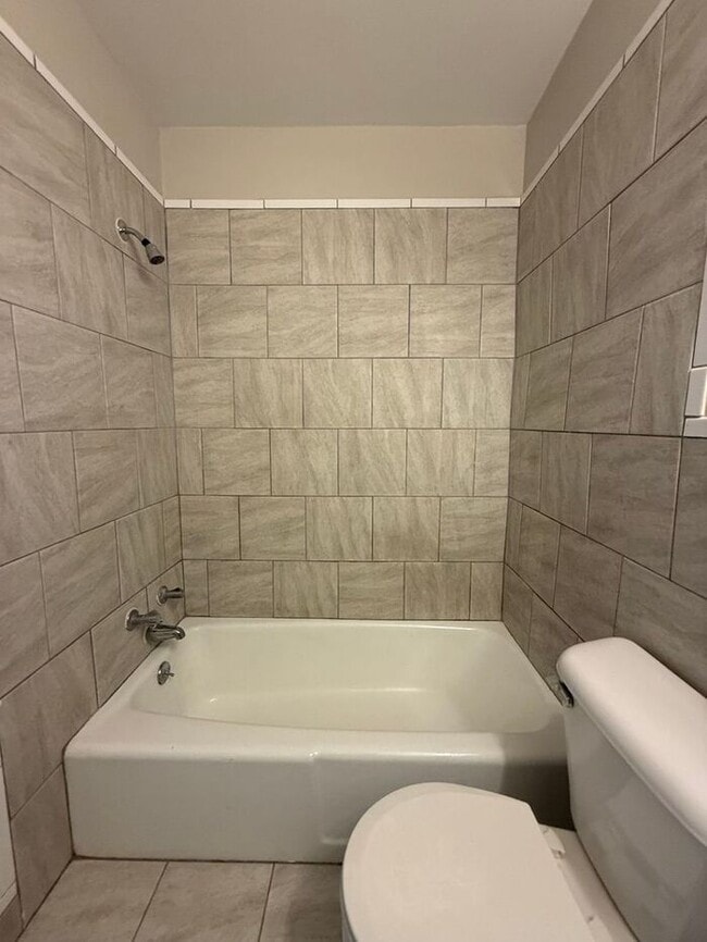 Building Photo - Remodeled 1 Bedroom Apartment!!! Walk to t...
