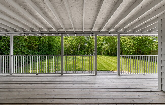 Building Photo - Updated 2 Bedroom Rental with Large Backyard