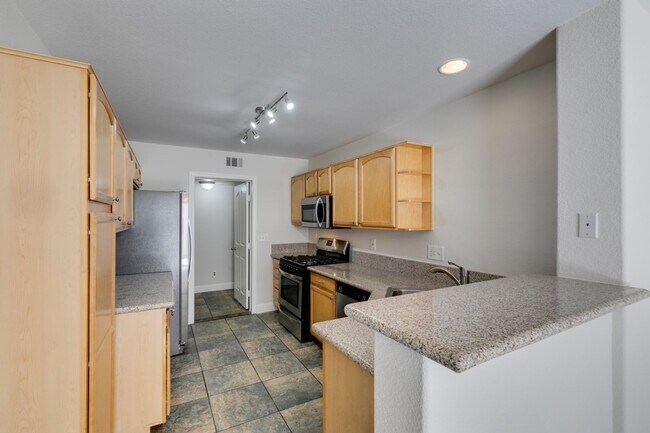 Building Photo - Modern 2 Bed, 2.5 Bath Henderson Townhome