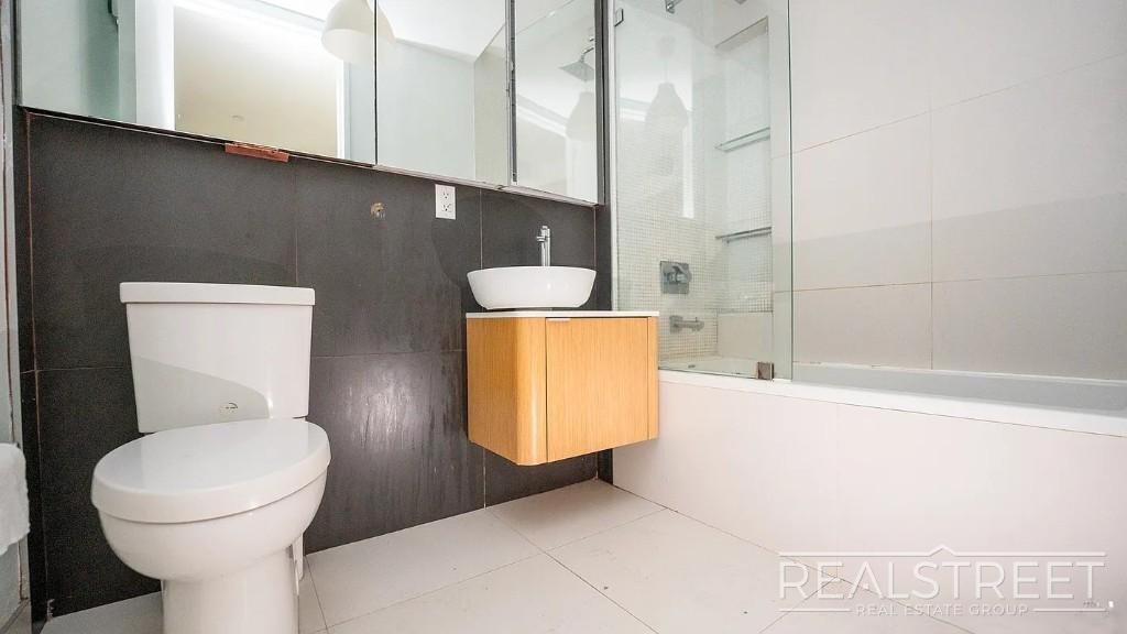 Building Photo - Modern 2 bedroom - Awesome design and architecture.