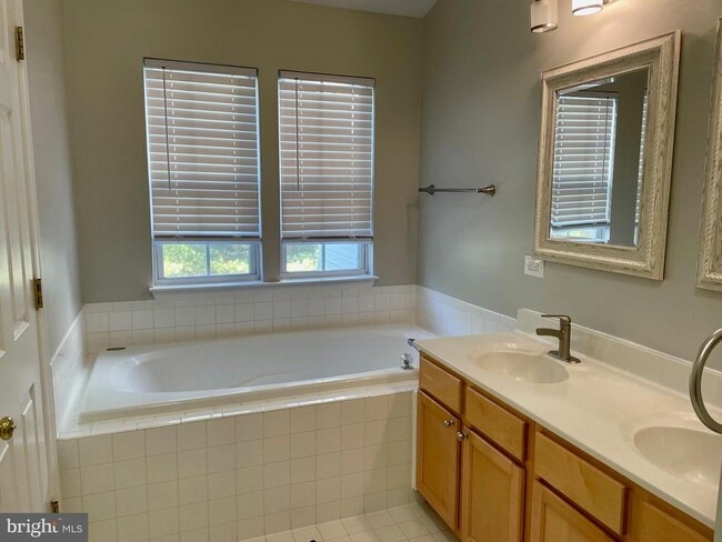 Building Photo - 6058 Signal Flame Ct