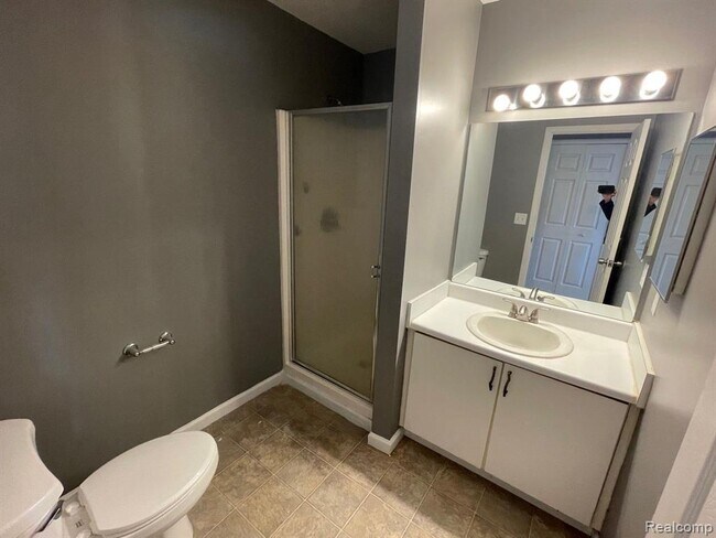 Building Photo - 1136 Lakeview Cir
