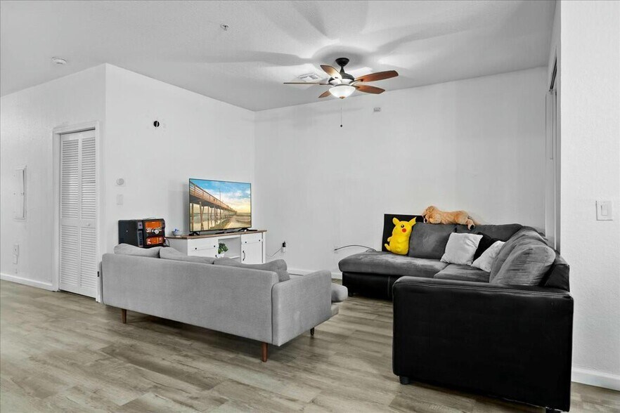 Building Photo - 1109 Shoma Dr