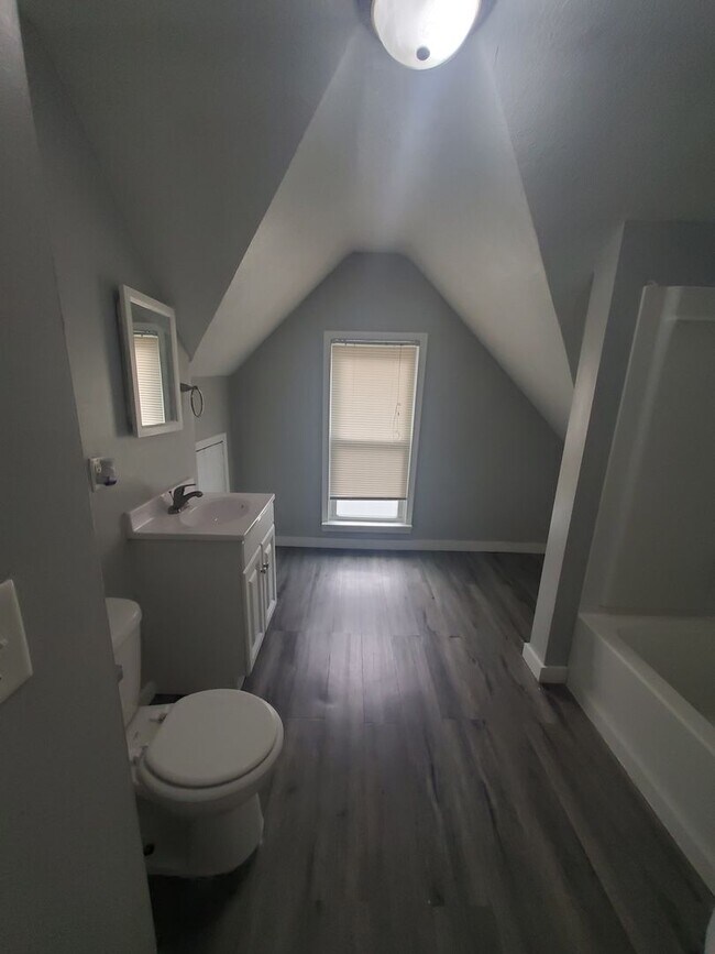 Building Photo - Nice 2 Bedroom 1 Bath House with Garage in...
