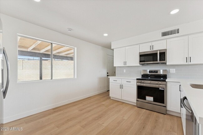 Building Photo - 9554 E Dallas St