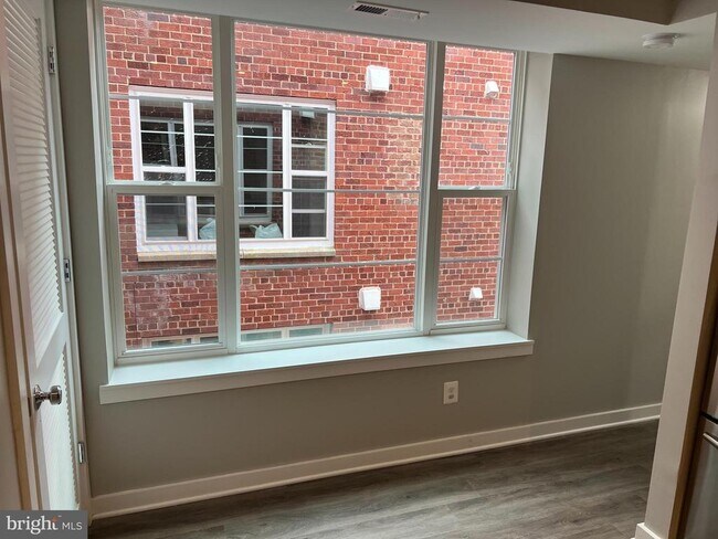 Building Photo - 624 Girard St NE
