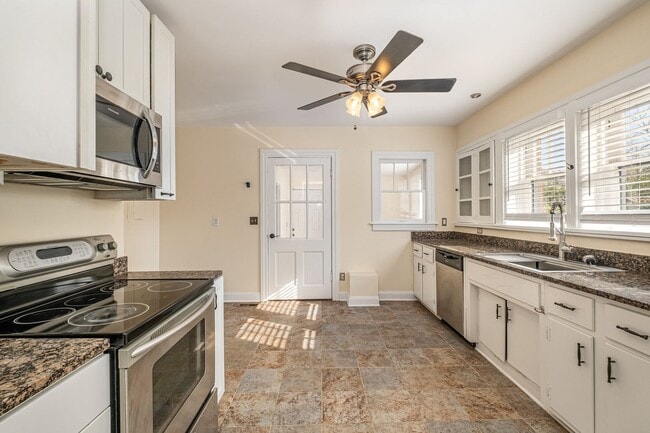 Building Photo - 4 Bedroom  Now Available!