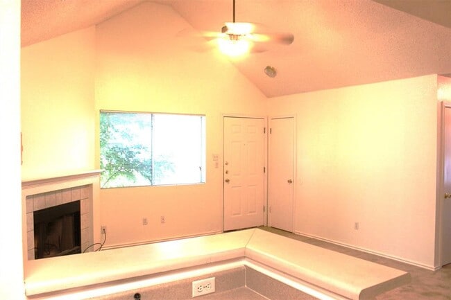 Building Photo - 1008 Disraeli Cir