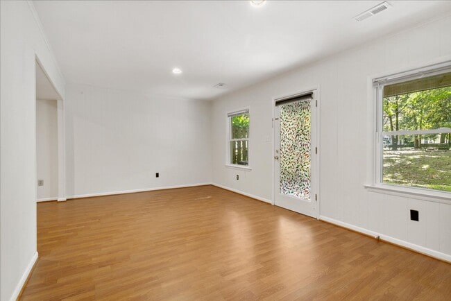 Building Photo - Bright 2 Bedroom Townhome in Williamsburg VA with Finished Lower Level & Private Balcony