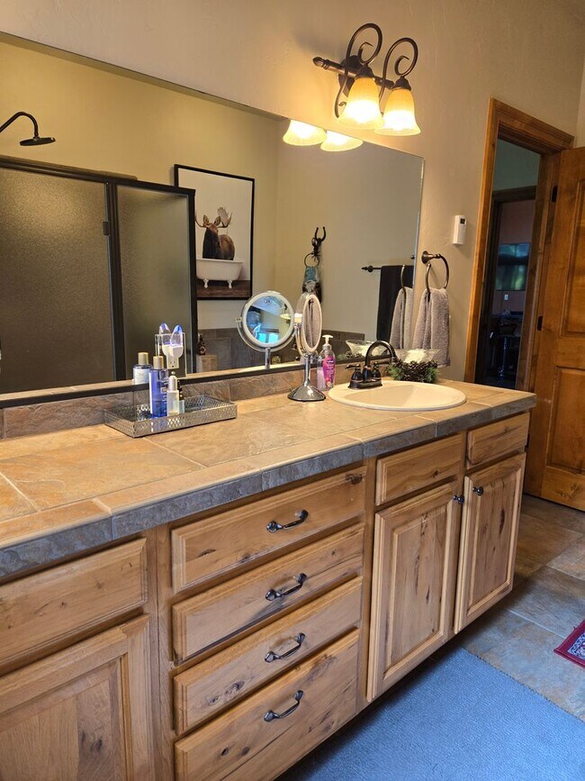 Building Photo - Wedgewood Villas ***ALL UTILITIES INCLUDED***