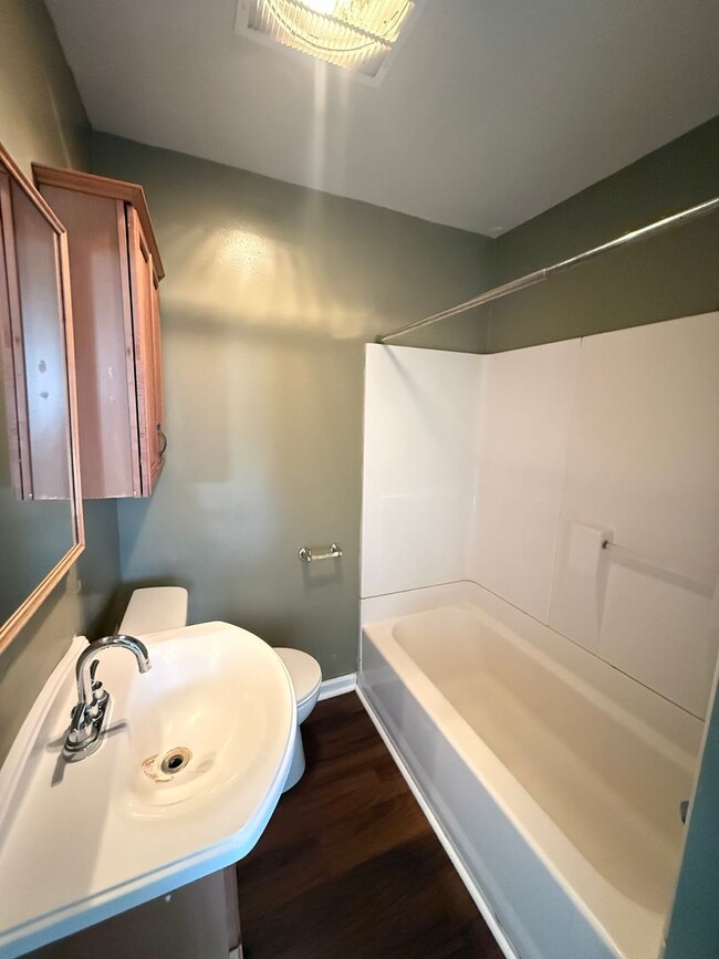 Building Photo - 404 E Bird-Charming single family home for rent in Vandercook Lake