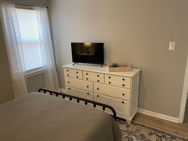 Building Photo - l2432 Largo Drive- furnished