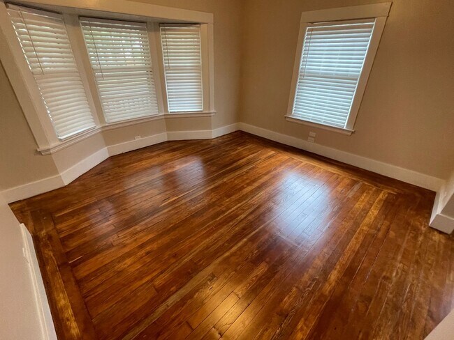 Building Photo - 1041 Davis Ave NW