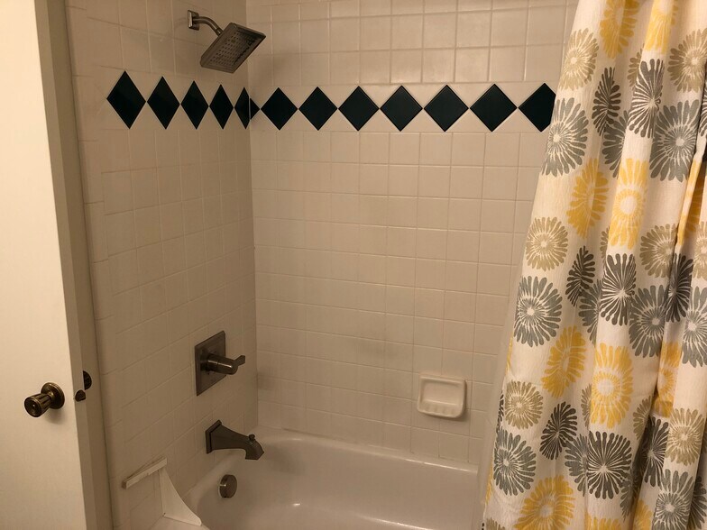 Building Photo - 583 Amanita St