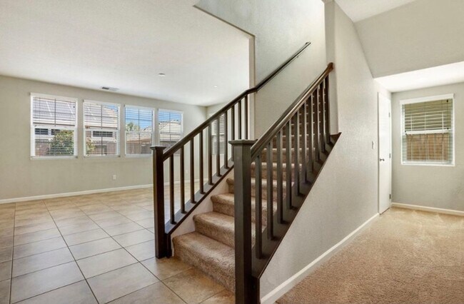 Building Photo - Beautiful 5 Bedroom, 3 Bath Tracy Home / B...