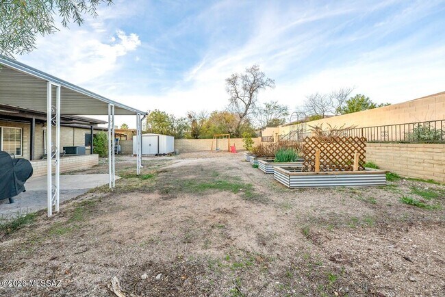 Building Photo - 2191 S Sunburst Dr