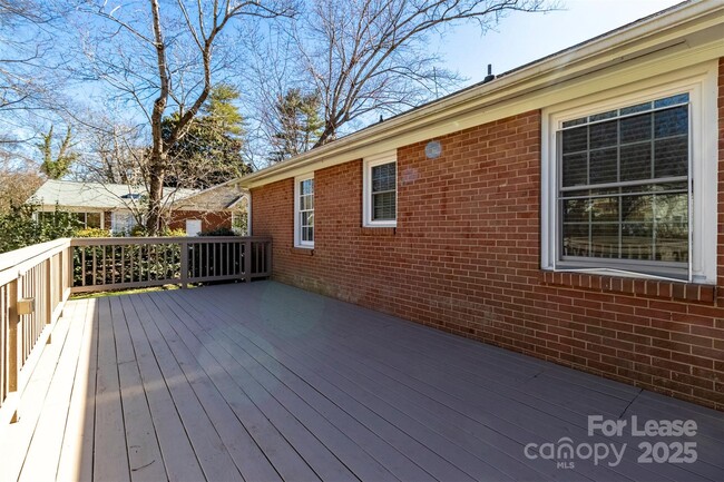 Building Photo - 6618 Castlegate Dr