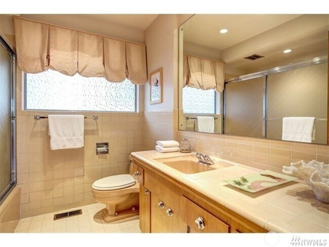 Building Photo - 3Bd/1.75Ba Seattle House