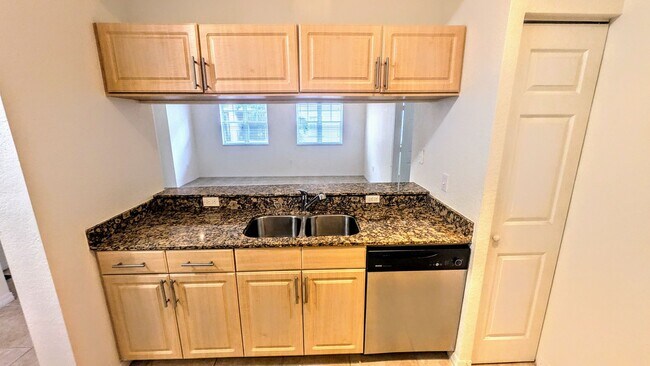Building Photo - Annual Unfurnished 2/2 Condo in Downtown S...