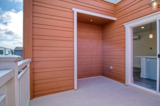 Building Photo - 3 Bedroom Townhome at Bayside Cove!