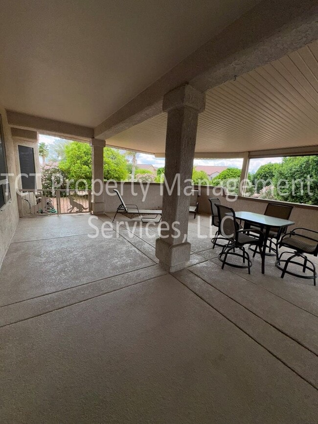 Building Photo - 3 Bedroom Home in 55+ Community in Surprise