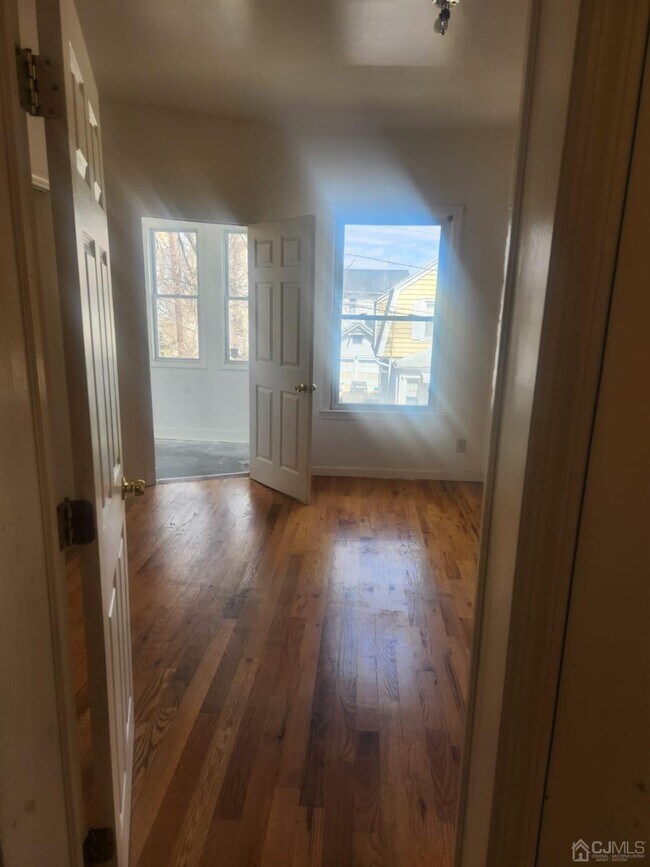 Building Photo - 68 Llewellyn Ave