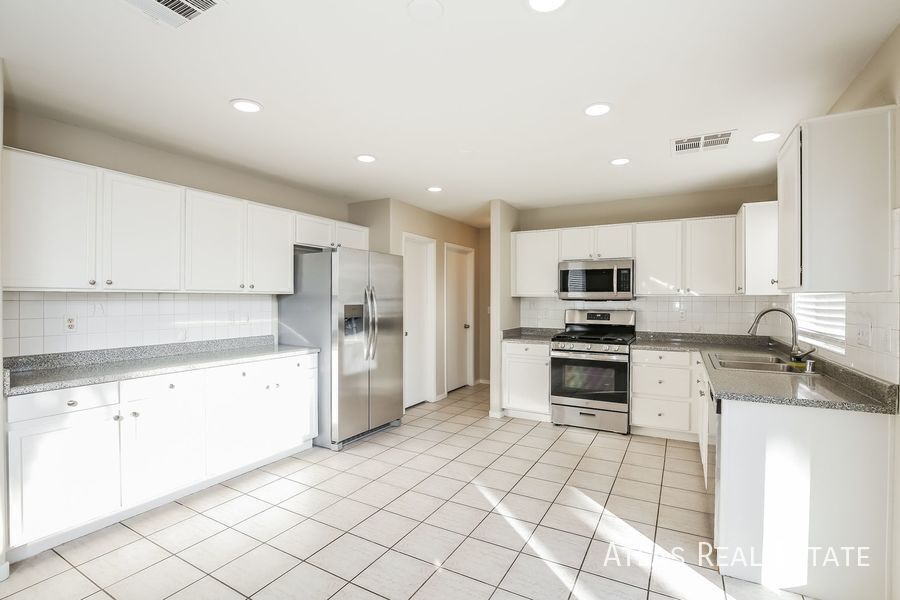 Building Photo - 4367 Sunrise Shores Ave